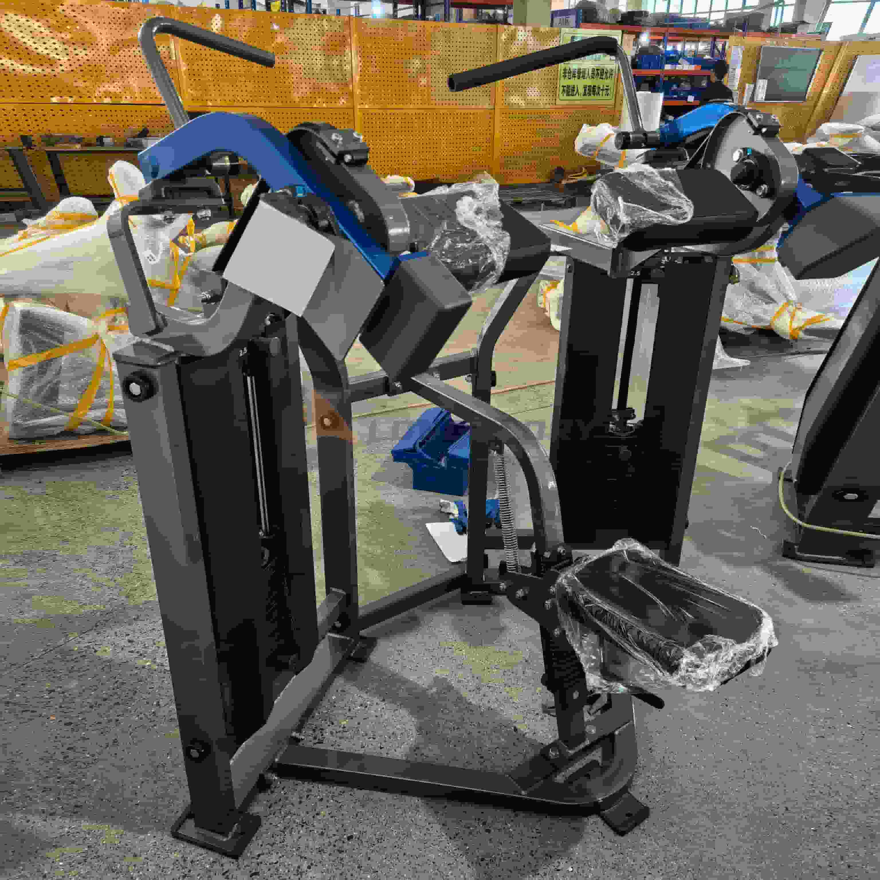 Posilňovač bicepsový curlingový stroj